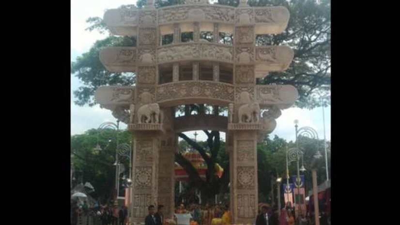 PM Narendra Modi inaugurates Torana gate in Malaysia (Photo: Twitter) PM Narendra Modi inaugurates Torana gate in Malaysia