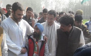 Rahul Gandhi targets PM Modi; says Congress stands with farmers, oppressed Rahul Gandhi at Sekri Kalan with a Congress supporter (Source: Twitter)