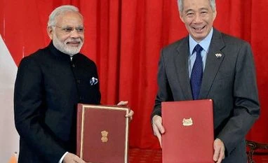 Prime Minister Modi vows to 'carefully hold' investors' hands Singapore, India, Narendra Modi, Lee Hsien Loong
