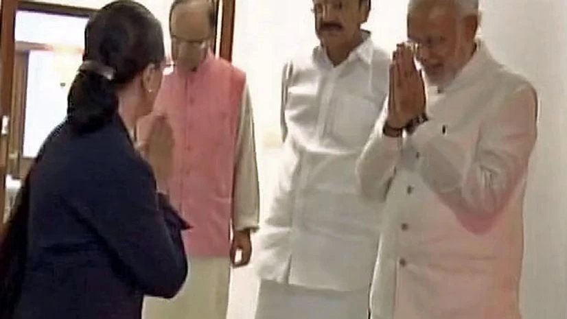 Modi_Sonia PM Narendra Modi greets Congress President Sonia Gandhi at his residence