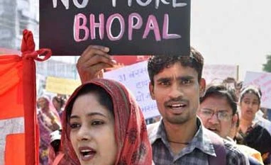 NGOs to burn US flag on 32nd anniversary of Bhopal gas tragedy Bhopal Gas survivors protest