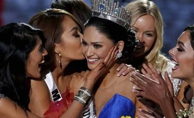 Outraged Colombians look for blame in Miss Universe mix-up Other contestants congratulate Miss Philippines Pia Alonzo Wurtzbach after she was crowned Miss Universe at the Miss Universe pageant. Photo: PTI