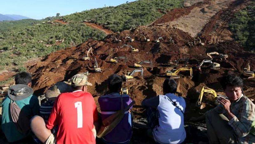 An earlier picture of rescue workers looking for bodies of miners killed by a landslide in Hpakant jade mine on November 24 An earlier picture of rescue workers looking for bodies of miners killed by a landslide in Hpakant jade mine on November 24