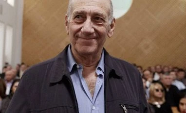 Israel's ex-PM Olmert set to go behind bars in graft scandal ormer Israeli prime minister Ehud Olmert is seen in the court room as he waits for the judges at the Supreme Court in Jerusalem on Israel's Supreme Court reduced Olmert's prison sentence for a sweeping bribery scandal from six years to 18 months, pa