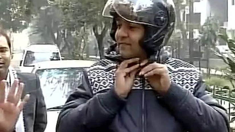 Delhi Tourism Minister Kapil Mishra leaves for Delhi Secretariat on a motorcycle. Photo: ANI Delhi Tourism Minister Kapil Mishra leaves for Delhi Secretariat on a motorcycle