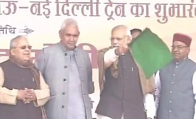 Modi flags off 'Mahamana Express' connecting Varanasi and Delhi Prime Minister Narendra Modi flags off the Mahamana Superfast Express. Photo: ANI