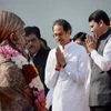 Maharashtra Chief Minister Devendra Fadanvis (R) and Shiv Sena Executive President Uddhav Thackeray paying tributes to Shiv Sena supremo late Balasaheb Thackeray on his 90th birth anniversary in Mumbai
