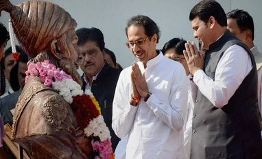Uddhav has given 'remote control' of power to me: Fadnavis Maharashtra Chief Minister Devendra Fadanvis (R) and Shiv Sena Executive President Uddhav Thackeray paying tributes to Shiv Sena supremo late Balasaheb Thackeray on his 90th birth anniversary in Mumbai
