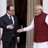 French President Francois Hollande (L) shakes hands with Prime Minister Narendra Modi during a photo opportunity ahead of their meeting at Hyderabad House in New Delhi. Photo: Reuters