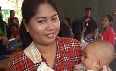 Community Clinic Bali Tia Pertiwi with her baby