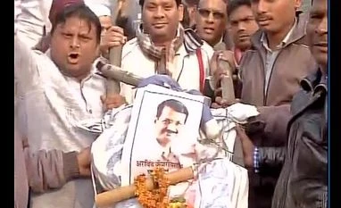 MCD strike: Unfazed Delhi govt sets up 'task force' to clear garbage MCD workers protest in Patparganj area of Delhi over non payment of dues. Photo: ANI