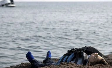 Greece: 3 dead, 302 people rescued from migrant boat Migrant, Beach, Aegean, Turkey