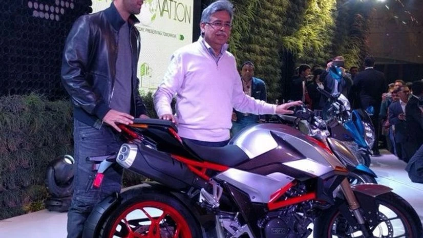 Ranbir Kapoor joins hands with Hero MotoCorp's CMD Pawan Munjal to unveil the Splendor iSmart 110 Splendor iSmart 110