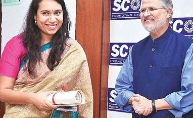 Najeeb Jung asks journalists to be intellectually honest Business Standard's Senior Feature Writer Manavi Kapur (left) receives the Special Mention award at the Business Standard-Seema Nazareth Award for Excellence in Print Journalism, 2015 function, from Delhi's Lieutenant-Governor Najeeb Jung, in New Del