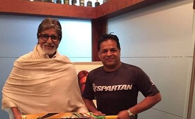 Chris Gayle gifts his bat to 'legend' Amitabh Bachchan Bollywood megastar Amitabh Bachchan with West Indian cricketer Chris Gayle's 'Spartan' bat (Photo: Facebook)