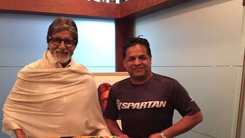 Bollywood megastar Amitabh Bachchan with West Indian cricketer Chris Gayle's 'Spartan' bat (Photo: Facebook) Bollywood megastar Amitabh Bachchan with West Indian cricketer Chris Gayle's 'Spartan' bat (Photo: Facebook)