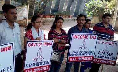 Kingfisher House auction ends without a single bid Around 25-30 people had gathered outside the Kingfisher House, next to Nandgiri State Guest House, demanding payment of their salaries and dues from the government.