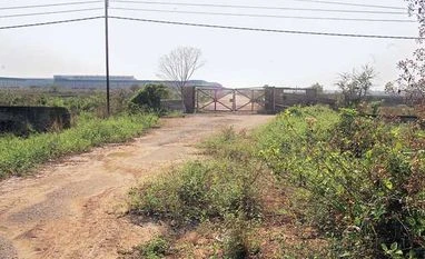 Battleground Singur: Left tries to put up a fight The erstwhile site for Tata Motors' Nano car factory, symbol of the industrialisation bug that had once bitten West Bengal and then led to one of the most violent of agitations against land acquisition