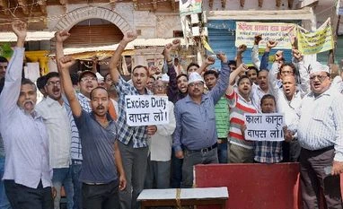 Several jewellers open shops; gold discounts drop Jewellers