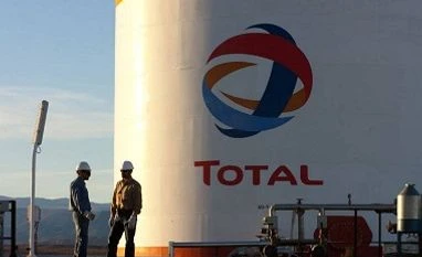 Oil falls on low expectations for Doha meeting Iran signs oil contract with France's Total