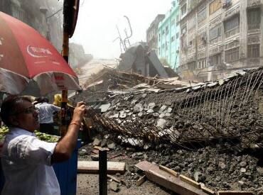 Kolkata flyover crash kills 18, army begins rescue work