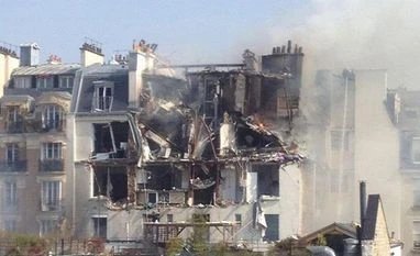 Explosion rocks central Paris Photo: The Independent Twitter Handle