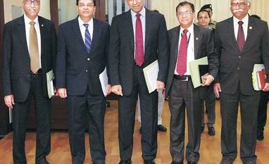 Liquidity management change to ease pressure the core team: (From left) RBI Deputy Governors S S Mundra, Urjit Patel, H R Khan and R Gandhi with Governor Raghuram Rajan (centre), during the central bank's first bi-monthly monetary policy of FY17, in Mumbai