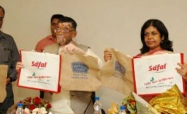 Mother Dairy offers jute bags to customers at outlets in Delhi-NCR Textiles Minister Santosh Kumar Gangwar launches the Mother Dairy jute bags