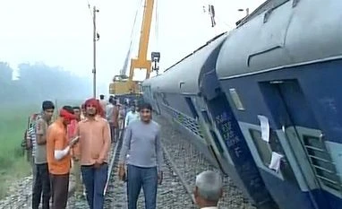 Delhi-Faizabad Express derails in Hapur; at least 100 injured Visuals of Delhi-Faizabad Express that derailed near Garhmukteshwar in Hapur district last night. Photo: ANI