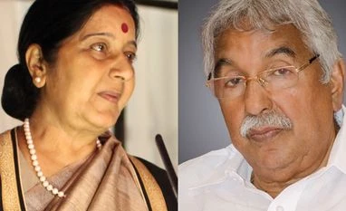 Sushma Swaraj vs Oommen Chandy: War of words over Keralites' evacuation (Left) Sushma Swaraj, External Affairs Minister versus (Right) Oommen Chandy, Chief Minister, Kerala