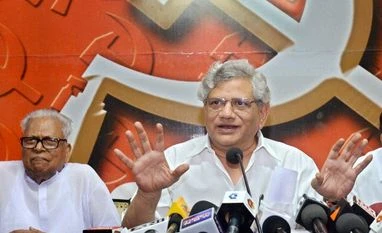 How V S Achuthanandan was made to make way for party choice Vijayan CPI(M) general secretary Sitaram Yechury with former CM V S Achuthanandan (left) at a press conference in Thiruvananthapuram