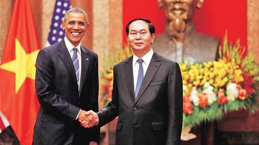 US President Barack Obama (left) shakes hands with Vietnam's President Tran Dai Quang after an arrival ceremony at the presidential palace in Hanoi, Vietnam, on Monday | Photo: Reuters US President Barack Obama (left) shakes hands with Vietnam's President Tran Dai Quang after an arrival ceremony at the presidential palace in Hanoi, Vietnam, on Monday | Photo: Reuters