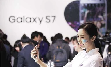 To halt smartphone slide, Samsung rewrites playbook Samsung Electronics