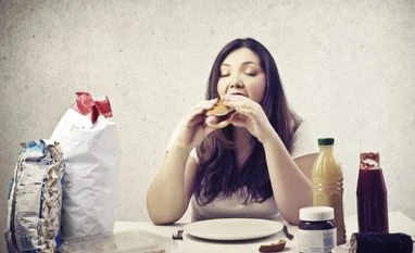 Curb midnight cravings; opt for nutritional food items to avoid obesity Image via Shutterstock