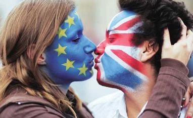 Britain's rival EU camps resume campaign as polls show momentum for 'In' Two activists with the EU flag and Union Jack painted on their faces kiss each other in front of Brandenburg Gate to protest against the British exit from the European Union, in Berlin on Sunday