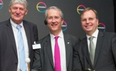 Covestro uses CO2 to make plastics on industrial scale Covestro CEO Patrick Thomas (center) inaugurates first CO2-to-plastics facility