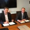 Transferra Nanosciences and Evonik officials signing the pact