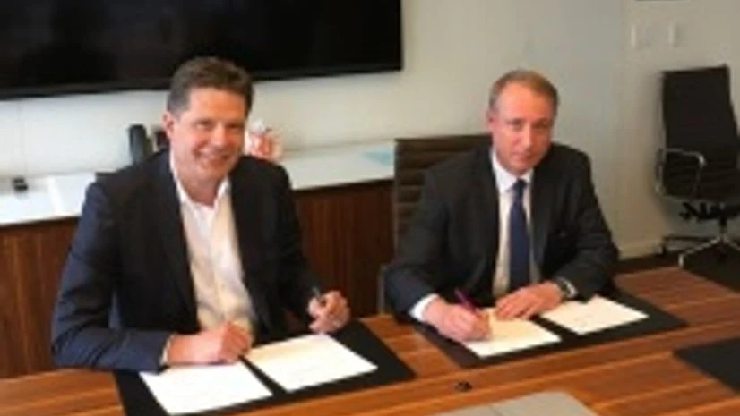 Transferra Nanosciences and Evonik officials signing the pact Transferra Nanosciences and Evonik officials signing the pact