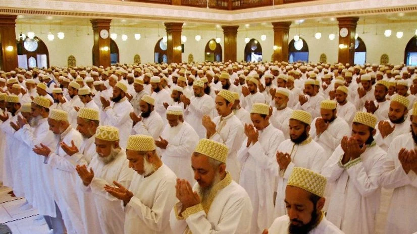 Dawoodi Bohra community members offering 'Eid-ul-Fitr' namaz in Surat Dawoodi Bohra community members offering 'Eid-ul-Fitr' namaz in Surat