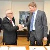 Danfoss and Sondex officials sign the agreement