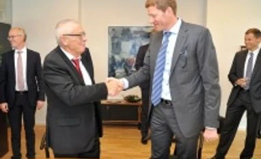 Danfoss acquires heat transfer specialist Sondex Danfoss and Sondex officials sign the agreement