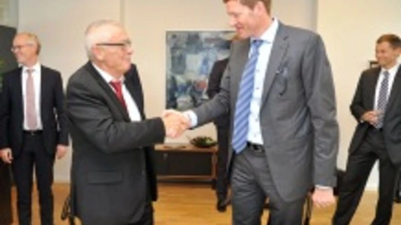 Danfoss and Sondex officials sign the agreement Danfoss and Sondex officials sign the agreement