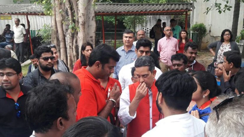 Amar Abrol, CEO, AirAsia India, interacts with fans who have come to Chennai Amar Abrol, CEO, AirAsia India, interacts with fans who have come to Chennai