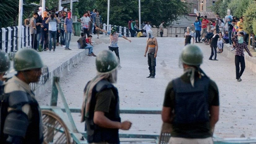 Youths defy curfew and throw stones on Security forces during clashes between forces and protesters in Srinagar. Youths defy curfew and throw stones on Security forces during clashes between forces and protesters in Srinagar.