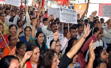 Public sector bank unions decide to join national strike called on Jan 8 Bank employees shout slogans while protesting during a nationwide strike called by the United Forum of Bank Unions (UFBU), in Mumbai (Pic: Suryakant Niwate)