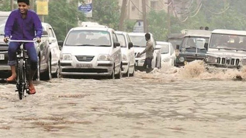 Thousands of cars stuck in traffic due to waterlogging. Photo: Twitter Gurgaon, Rains
