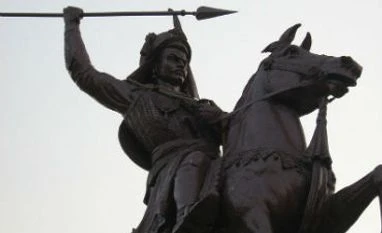 Planning a vacation? Pune might be the right choice! Bajirao statue