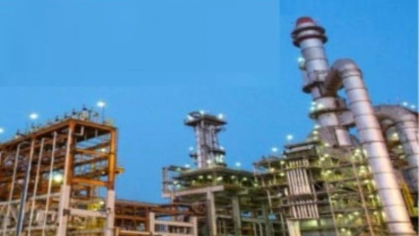 Essar Oil plans Rs 1,600 cr investment in Vadinar refinery to boost GRMs Essar Oil plans Rs 1,600 cr investment in Vadinar refinery to boost GRMs