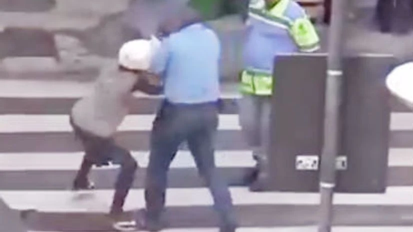 Rio thief Screenshot of a thief grappling with a potential victim on a street in Rio de Janeiro. Source: YouTube