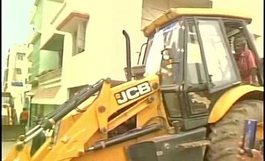 MCD officials near ITO graveyard with bulldozer for anti-encroachment drive Source: ANI twitter handle